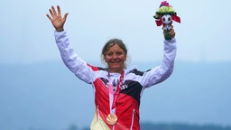 Die deutsche Para-Radsportlerin Kerstin Brachtendorf präsentiert ihre Bronzemedaille. © dpa-Bildfunk Foto: Marcus Brandt/dpa