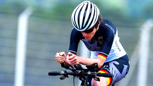 Para-Radsportlerin Jana Majunke vom BPRSV Cottbus, zweifache Paralympics-Siegerin von Tokio