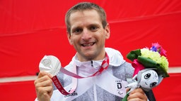 Der deutsche Para-Radsportler Steffen Warias präsentiert seine Silbermedaille. © dpa-Bildfunk Foto: Marcus Brandt/dpa