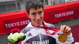 Die deutsche Para-Radsportlerin Jana Majunke präsentiert ihre Goldmedaille. © dpa-Bildfunk Foto: Marcus Brandt/dpa