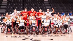 Die deutschen Rollstuhlbasketballerinnen posieren für eine Gruppenfoto. © IMAGO / Beautiful Sports 