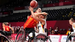 Die deutsche Rollstuhlbasketballerin Mareike Miller (r.) und Spaniens Maria Alonso Vilarino in Aktion. © picture alliance/dpa/AP | Kiichiro Sato