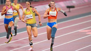 Die deutsche Para-Sprinterin Irmgard Bensusan (l.) und die Niederländerin Marlene van Gansewinkel im Finale über 200 Meter. © IMAGO / ZUMA Wire 