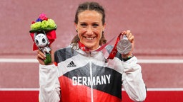 Die deutsche Para-Sprinterin Irmgard Bensusan präsentiert ihre Silbermedaille. © IMAGO / Beautiful Sports