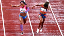 Die venezolanische Para-Sprinterin Lisbeli Marina Vera Andrade (r.) gewinnt Gold über 100 Meter vor der US-Amerikanerin Britti Mason. © dpa-Bildfunk Foto: Karl-Josef Hildenbrand/dpa