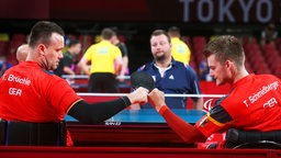Die deutschen Para-Tischtennisspieler Thomas Schmidberger (l.) und Thomas Brüchle in Aktion © dpa-Bildfunk Foto: Karl-Josef Hildenbrand/dpa