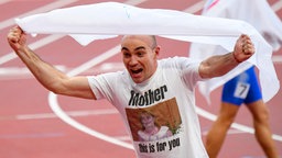 Der russische Para-Sprinter Tschermen Kobesow bejubelt Bronze über 400 Meter mit einem Gruß an seine Mutter auf seinem Shirt. © picture alliance Foto: Karl-Josef Hildenbrand/dpa