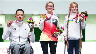 Park Jinho (Silber) aus Südkorea, Natascha Hiltrop aus Deutschland (Gold) und Iryna Tschetnik aus der Ukraine (v.l./Bronze) präsentieren ihre Medaillen. © picture alliance / Xinhua News Agency | Xiong Qi 