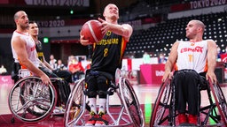 Der deutsche Rollstuhlbasketballer Andre Bienek (M.) in Aktion gegen Spanien © IMAGO / AFLOSPORT 