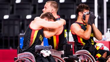 Der deutsche Rollstuhlbasketballer Andre Bienek (M.) tröstet seinen Mitspieler Jens Albrecht. © IMAGO / Beautiful Sports 