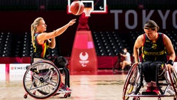 Die deutschen Rollstuhlbasketballerinnen Svenja Mayer (l.) in Aktion © IMAGO / Beautiful Sports 