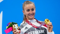 Die deutsche Para-Schwimmerin Elena Krawzow präsentiert ihre Goldmedaille. © dpa-Bildfunk Foto: Marcus Brandt/dpa
