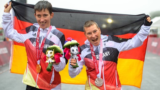 Die deutschen Para-Athletinnen Jana Majunke (l.) und Angelika Dreock-Käser präsentieren ihre Medaillen