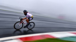 Der US-amerikanische Para-Radfahrer Joseph Berenyi auf der verregneten Strecke am Fuji International Speedway © imago images/SNA Foto: Marcus Brandt