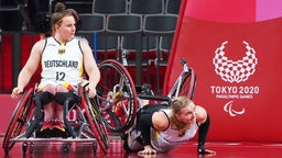 Die deutschen Rollstuhlbasketballerinnen Mareike Miller (r.) und Annabel Breuer © dpa-Bildfunk Foto: Marcus Brandt/dp