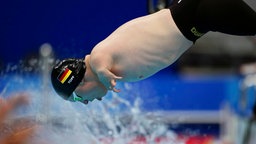 Der deutsche Para-Schwimmer Josia Topf springt ins Becken. © dpa-Bildfunk Foto: Emilio Morenatti/AP/dpa