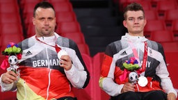 Die deutschen Rollstuhl-Tischtennisspieler Thomas Brüchle (l.) und Thomas Schmidberger präsentieren ihre Silbermedaille. © dpa-bildfunk Foto: Karl-Josef Hildenbrand