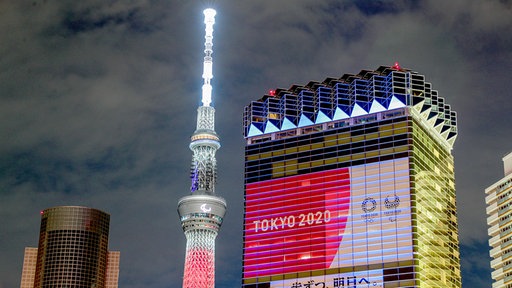 Tokyo Skytree mit den paralympischen Symbolfarben beleuchtet.
