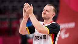 Andre Bienek applaudiert zum Abschied nach seinem letzten Länderspiel. © picture alliance / BEAUTIFUL SPORTS Foto: /Wunderl