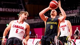 Der deutsche Rollstuhlbasketballer Andre Bienek (r.) beim Wurf gegen Kanada. © IMAGO / Beautiful Sports 