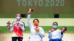 Die deutsche Natascha Hiltrop (Silber), die Chinesin Zhang Cuiping (Gold) und die Inderin Avani Lekhara (v.l./Bronze) bei der Siegerehrung. © IMAGO / Xinhua