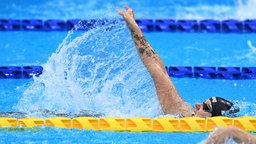 Die deutsche Para-Schwimmerin Verena Schott in Aktion beim Rückenschwimmen. © IMAGO / AFLOSPORT Foto: Kenjiro Matsuo