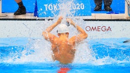 Der aserbaidschanische Para-Schwimmer Raman Salei jubelt über Gold. © picture alliance / ASSOCIATED PRESS | Kota Kawasaki