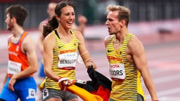 Johannes Floors und Irmgard Bensusan jubeln gemeinsam. © IMAGO / Beautiful Sports 