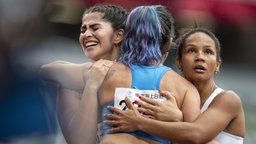 Die Para-Athletin Sofia Gonzalez (l., Schweiz) reagiert © picture alliance/KEYSTONE Foto: ENNIO LEANZA