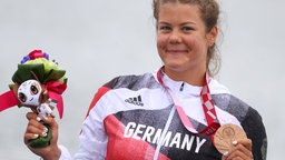 Felicia Laberer aus Deutschland zeigt ihre Bronze-Medaille bei der Siegerehrung. © dpa-Bildfunk Foto: Karl-Josef Hildenbrand