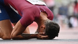 Der US-Amerikaner Nick  Mayhugh reagiert emotional nach seinem neuen Weltrekord © picture alliance / ASSOCIATED PRESS Foto: Takehiko Suzuki
