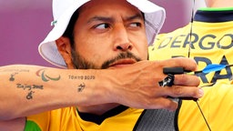 Der brasilianische Para-Bogenschütze Heriberto Alves Roca in Aktion © IMAGO / SNA