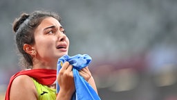 Die aserbaidschanische Para-Leichtathletin Lamiya Valiyeva jubelt emotional über Gold im 400 Meter Rennen in der T13 Klasse. © picture alliance / ASSOCIATED PRESS Foto: Takehiko Suzuki
