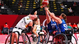 Die deutsche Rollstuhl-basketballspielerin Mareike Miller (l.) in Aktion © IMAGO / GEPA pictures