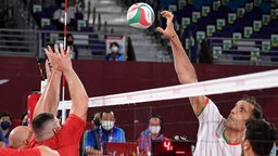 Die iranische Sitzvolleyballspieler Morteza Mehrzad schmettert den Ball © IMAGO / SNA Foto: Pavel Bednyakov
