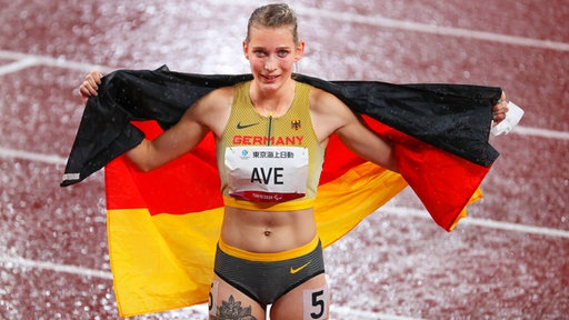 Die deutsche Para-Athletin Lindy Ave bejubelt ihre Goldmedaille über 400 Meter.