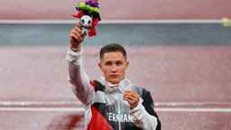 Der deutsche Para-Athlet Felix Streng präsentiert seine Silbermedaille über 200 Meter. © IMAGO / Beautiful Sports