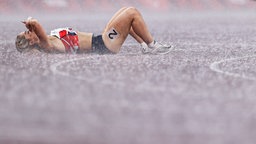 Die britin Ali Smith liegt enttäuscht auf der verregneten Bahn nach dem 400 Meter Lauf. © IMAGO / Inpho Photography Foto: Tommy Dickson