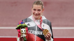 Die deutsche Para-Leichtathletin Lindy Ave zeigt ihre Silbermedaille im 400 Meter T38 Lauf  © IMAGO / Beautiful Sports Foto: Axel Kohring