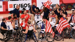 Das USA-Rollstuhlbasketball-Team feiert nach dem Gewinn des Goldmedaillen-Matches der Männer gegen Japan. © picture alliance / ASSOCIATED PRESS Foto: Kota Kawasaki