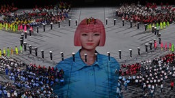 Eine animiert Frau wird während der Schlussfeier auf den Boden des Olympiastadions projeziert  © picture alliance / ASSOCIATED PRESS Foto: Masahiro Sugimoto