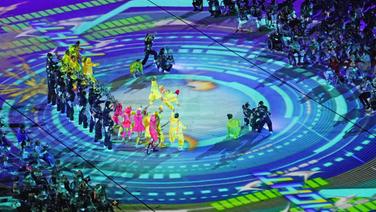 Darsteller und Darstellerinnen tanzen während der Paralympischen Abschlussfeier © IMAGO / Kyodo News 