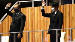IPC Präsident Andrew Parsons und Prinz Akishino winken von der Tribühne © picture alliance / ASSOCIATED PRESS Foto: Yasushi Kanno