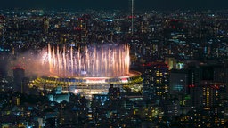 Bei der Abschlusszeremonie der Paralympics in Tokio leuchtet ein Feuerwerk über dem Nationalstadion auf. © dpa-Bildfunk Foto: Kiichiro Sato/AP/dpa