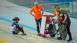 Der Cottbuser Radsport-Experte Renee Schmidt (r.) kümmert sich bei der Para-Bahnrad-Weltmeisterschaft 2019 in Apeldoorn um das Rad von Pierre Senska (l.). © IMAGO / Beautiful Sports 