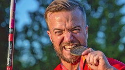 Mathias Mester mit seiner EM-Goldmedaille © imago images/BEAUTIFUL SPORTS Foto: Marcus Hartmann