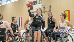 Die deutsche Rollstuhlbasketballerin Mareike Miller (M.) © imago images/Beautiful Sports Foto: Mueller-Laschet