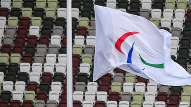 Die Flagge der Paralympischen Spiele in Tokio 2020 weht vor der Eröffnungsfeier im Olympiastadion in Tokio © IMAGO / SNA Foto: Ilya Pitalev