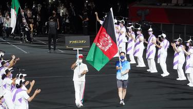 Die Afghanische Flagge wird von Volontärs bei den Paralympics Eröffnungsfeier präsentiert © dpa Foto: Marcus Brandt