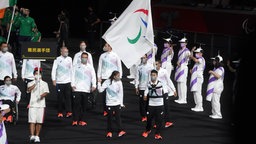 Das Refugee Team kommt zu der Eröffnungsfeier der Paralympischen Spiele 2020 ins Olympiastadion. © dpa-Bildfunk Foto: Marcus Brandt